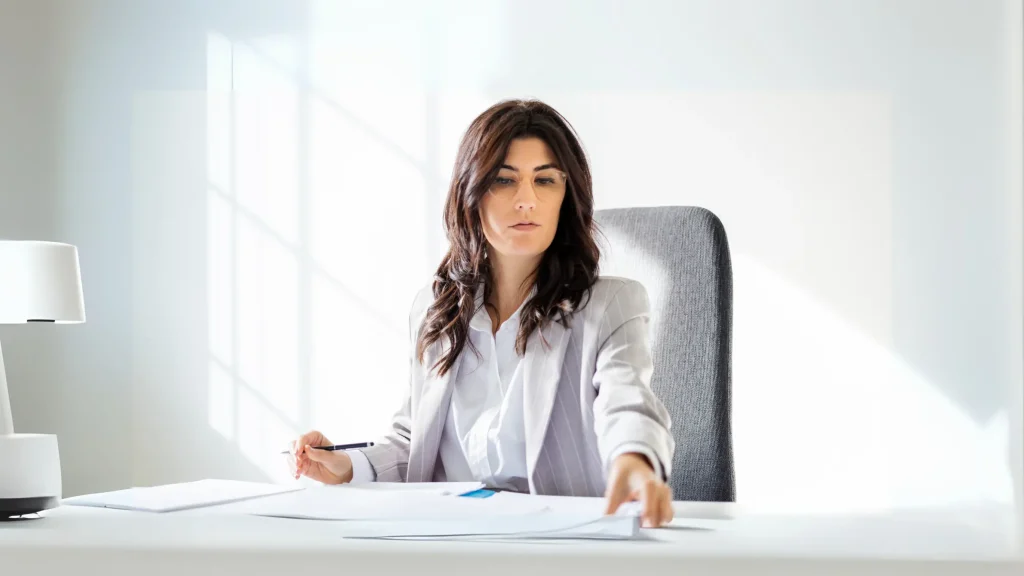 Elisa in ascolto con documenti