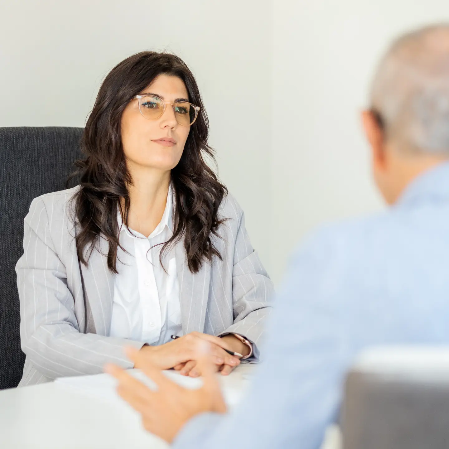 Avvocato specializzata in risarcimento amianto familiare deceduto durante consulenza con cliente