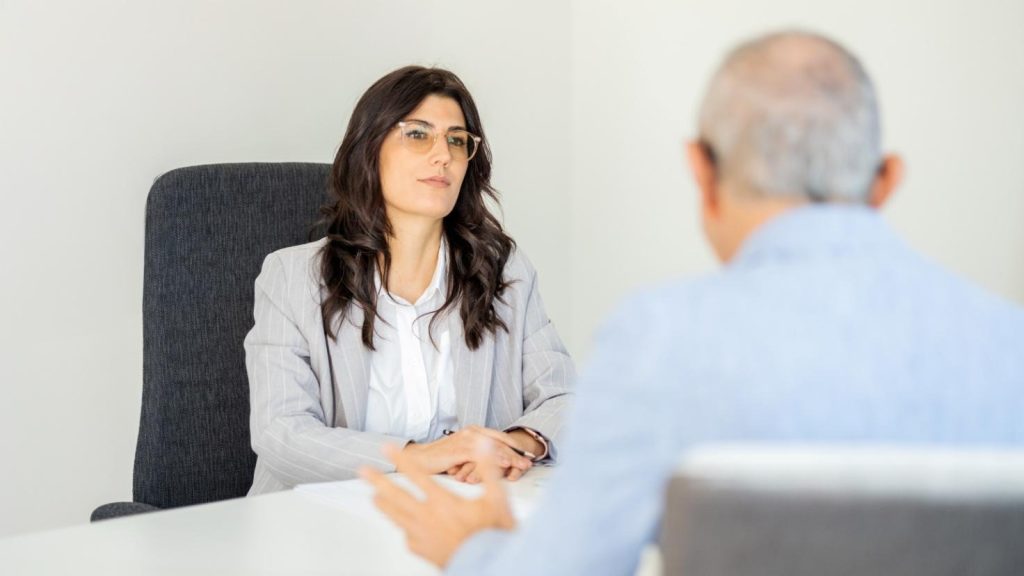 Avvocato specializzata in risarcimento danni amianto durante una consulenza con i familiari di una vittima